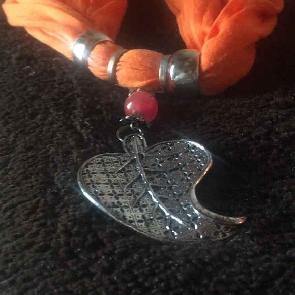 Orange scarf with leaf pendant - Picture 2 of 3